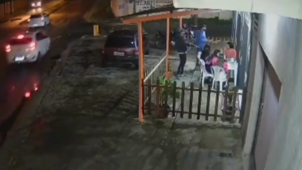 clientes-sao-assaltados-por-bandidos-armados-em-uma-lanchonete-em-campina-grande