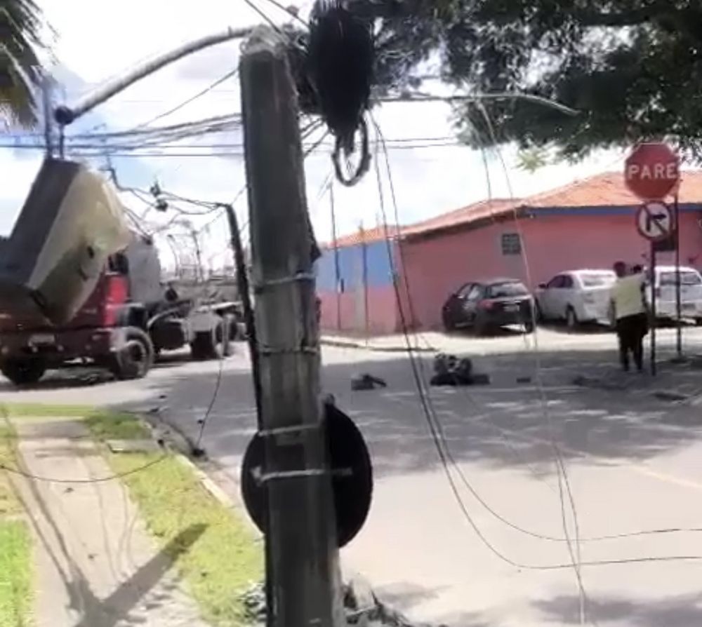caminhao-bate-em-poste-e-moradores-ficam-sem-energia-em-joao-pessoa