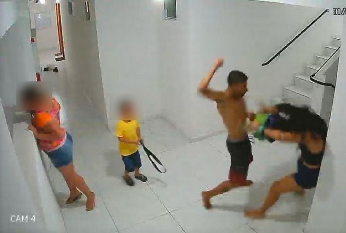 homem-flagrado-agredindo-companheira-em-corredor-de-condominio-e-preso-em-joao-pessoa