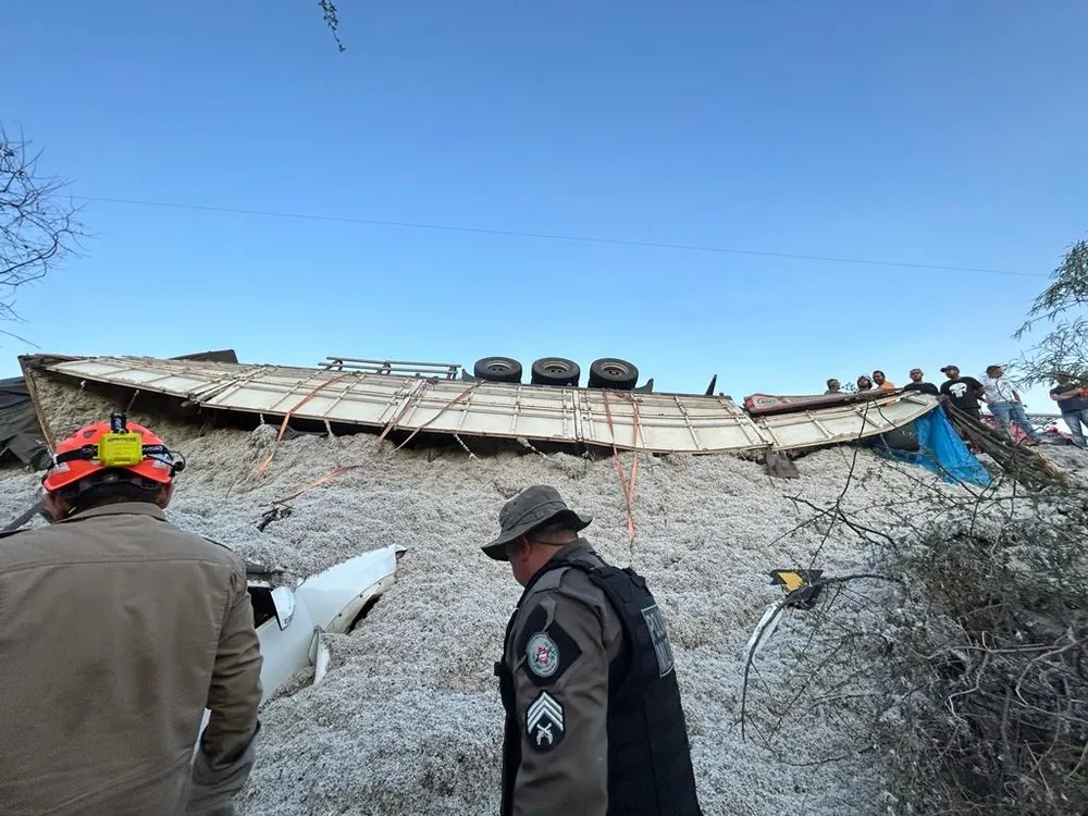 carreta-carregada-de-algodao-tomba-na-pb-262-e-mata-uma-pessoa-no-sertao-da-paraiba