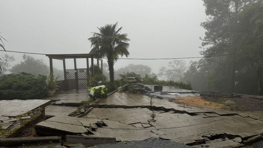 predio-desaba-em-gramado-(rs)-apos-chuva-causar-rachaduras-nas-ruas-da-cidade