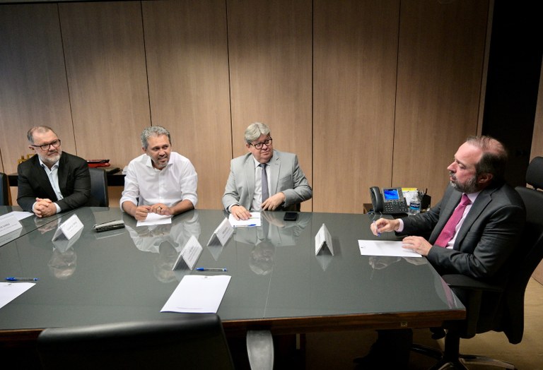 joao-azevedo-discute-investimentos-em-energias-renovaveis-no-ne-com-ministro-das-minas-e-energia
